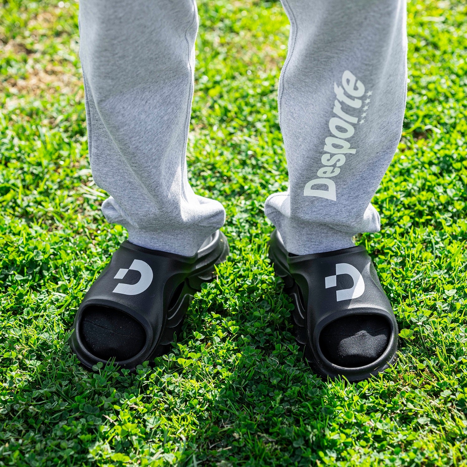 Desporte black recovery sandals and gray sweatpants