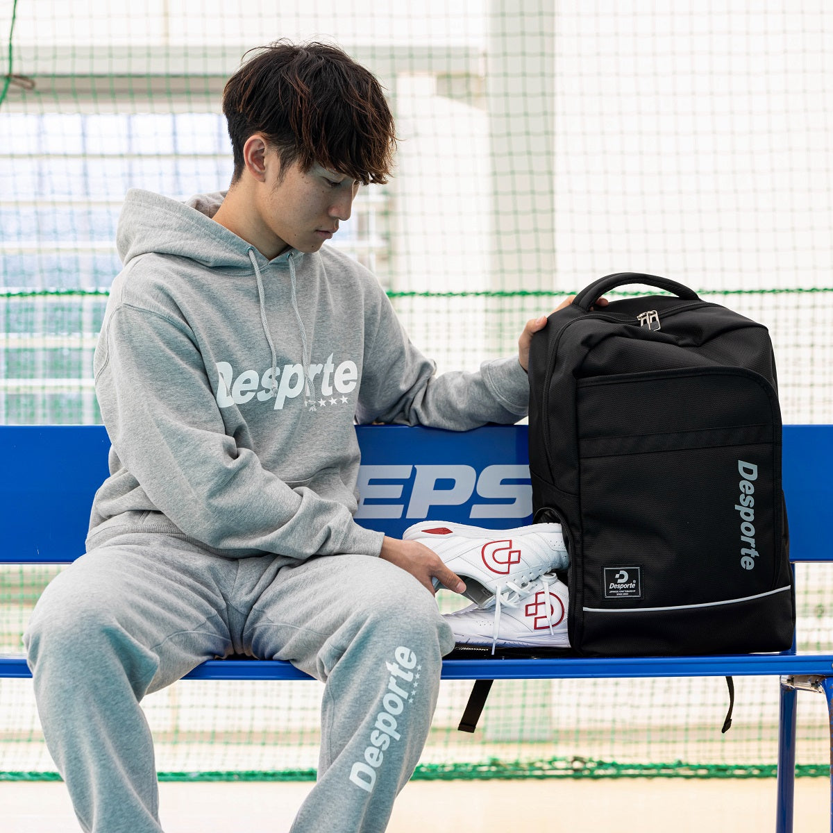 Desporte gray cotton hoodie, sweatpants, white futsal shoes and black backpack